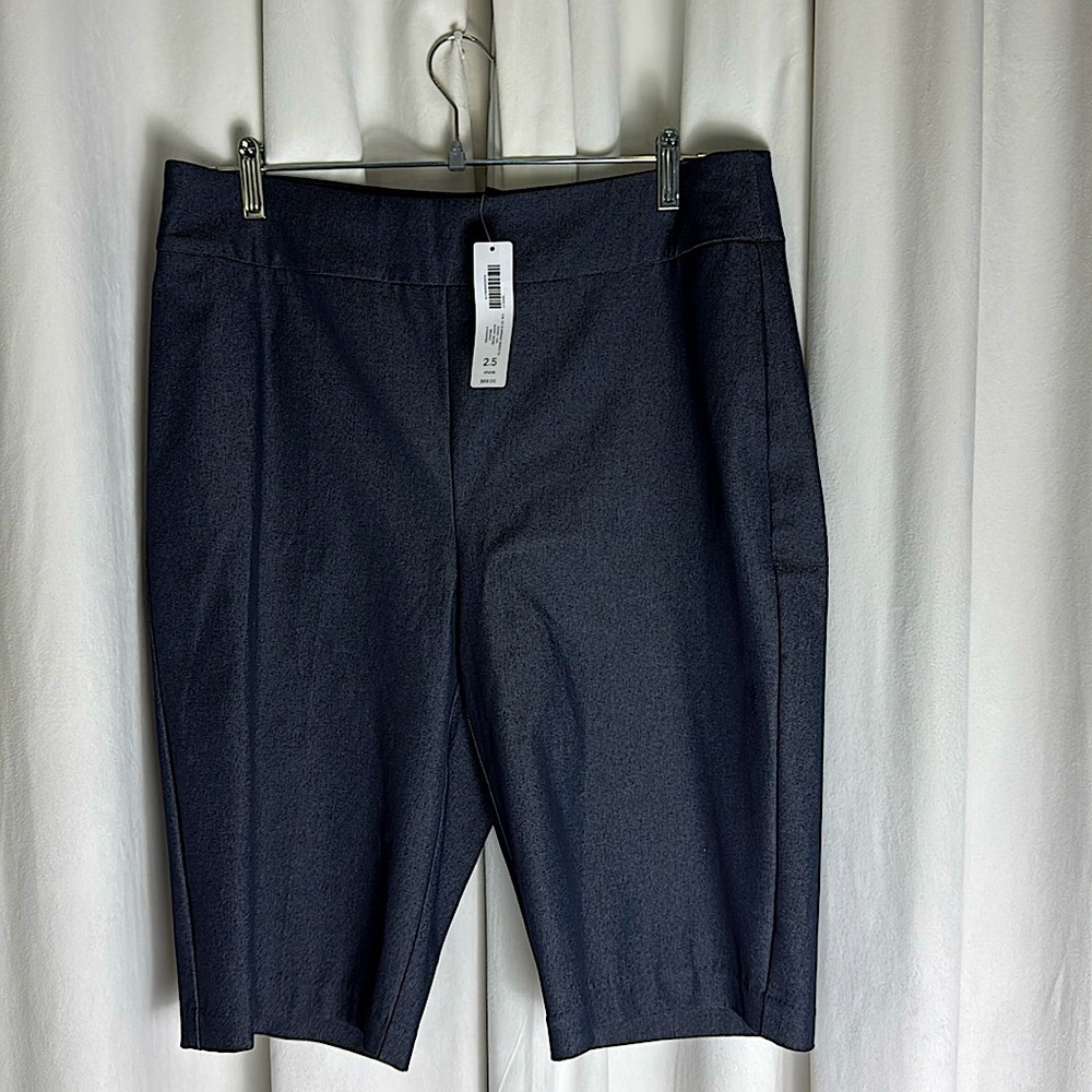 Chico’s So Slimming denim short Size 2.5